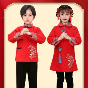 這款唐裝採用刺繡工藝，以錦鯉爲主題進行精心繡制。錦鯉象徵幸運、富貴和長壽，以其絢麗的色彩和優雅的形態而聞名，被視爲傳統吉祥的象徵。而紅色代表喜慶、吉祥。中國風刺繡錦鯉唐裝適合在各種喜慶場合穿着，如新年聚會、婚禮、重要節日等。它將爲穿着者增添高貴典雅的風采，吸引所有人的目光。您將成爲節日場合的焦點，展現自己對傳統文化的熱愛與尊重。